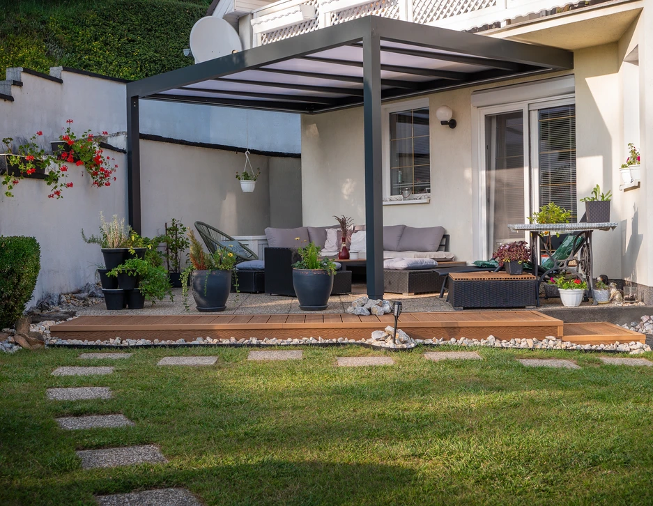Rendu en 3D d'un luxueux patio extérieur en bois avec piscine