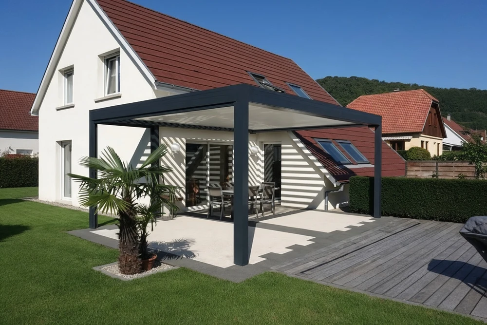 Terrasse extérieure moderne avec pergola bioclimatique à lames orientables en aluminium anthracite