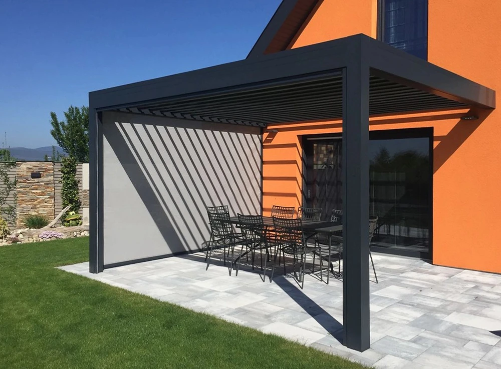 Terrasse extérieure moderne avec mobilier de jardin blanc et rangements anthracite sur plancher bois