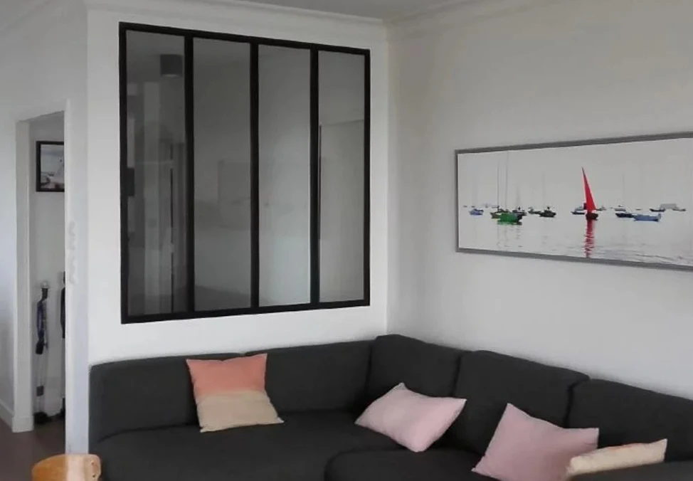 Scène extérieure résidentielle avec portail coulissant moderne gris anthracite et clôture assortie