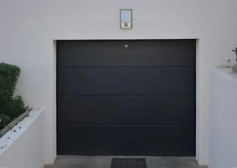 Entrée extérieure d'habitation moderne avec porte d'entrée contemporaine et baie vitrée latérale