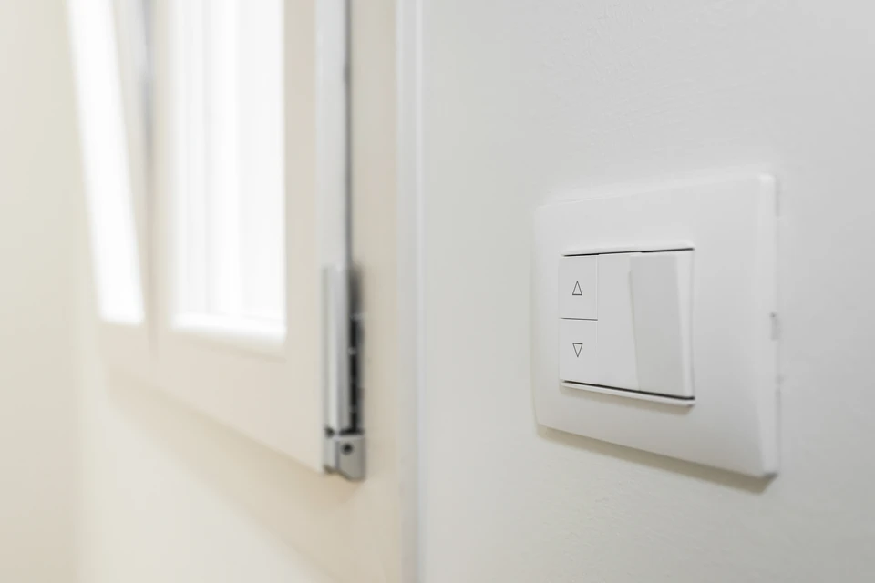 Extérieur, toiture en tuiles terre cuite avec volet roulant solaire gris installé sur lucarne