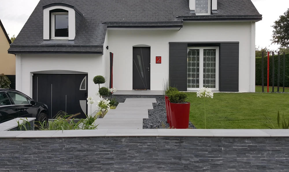 Façade extérieure résidentielle moderne avec porte de garage sectionnelle anthracite à quatre panneaux horizontaux