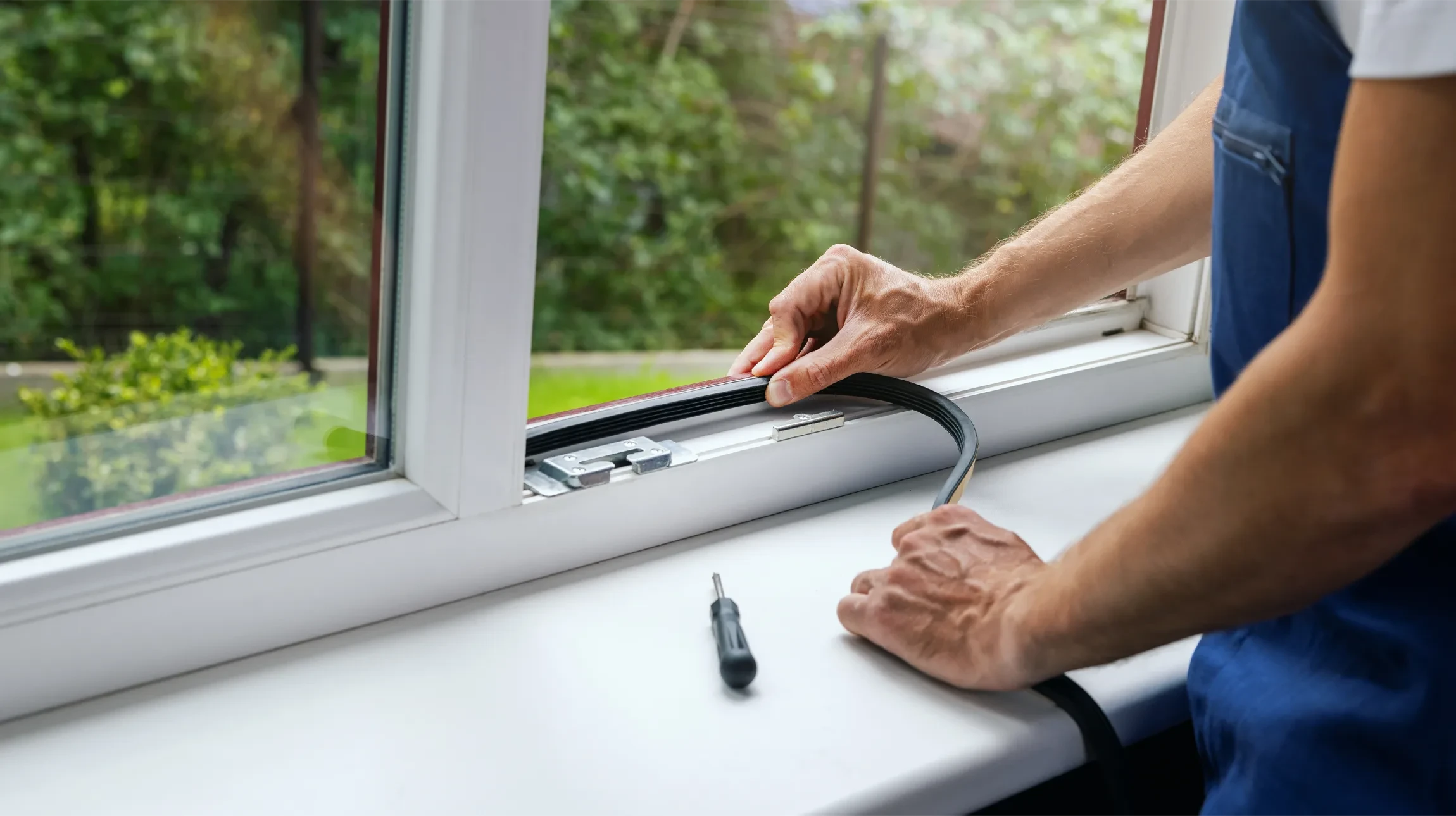 Ouvrier de construction réparant la fenêtre coulissante