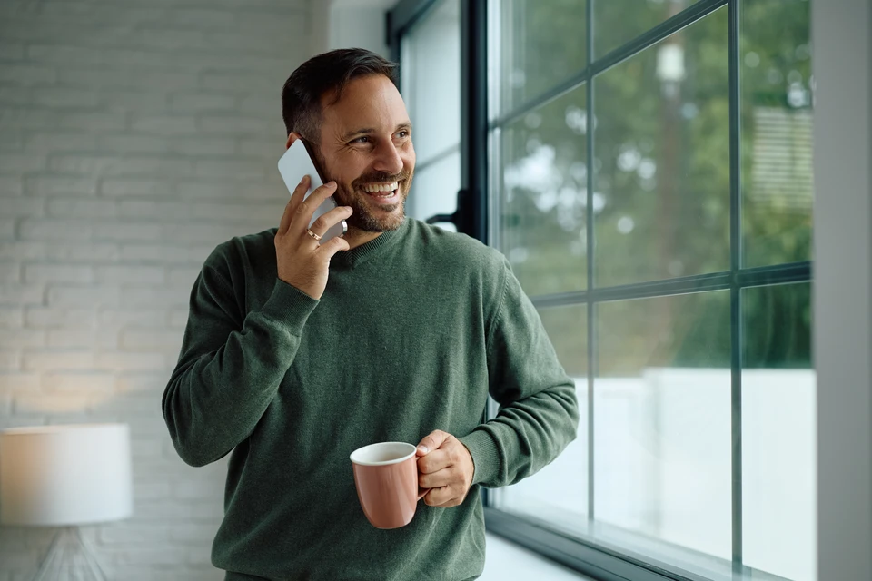 Atelier de bricolage avec outils de menuiserie disposés sur établi en bois