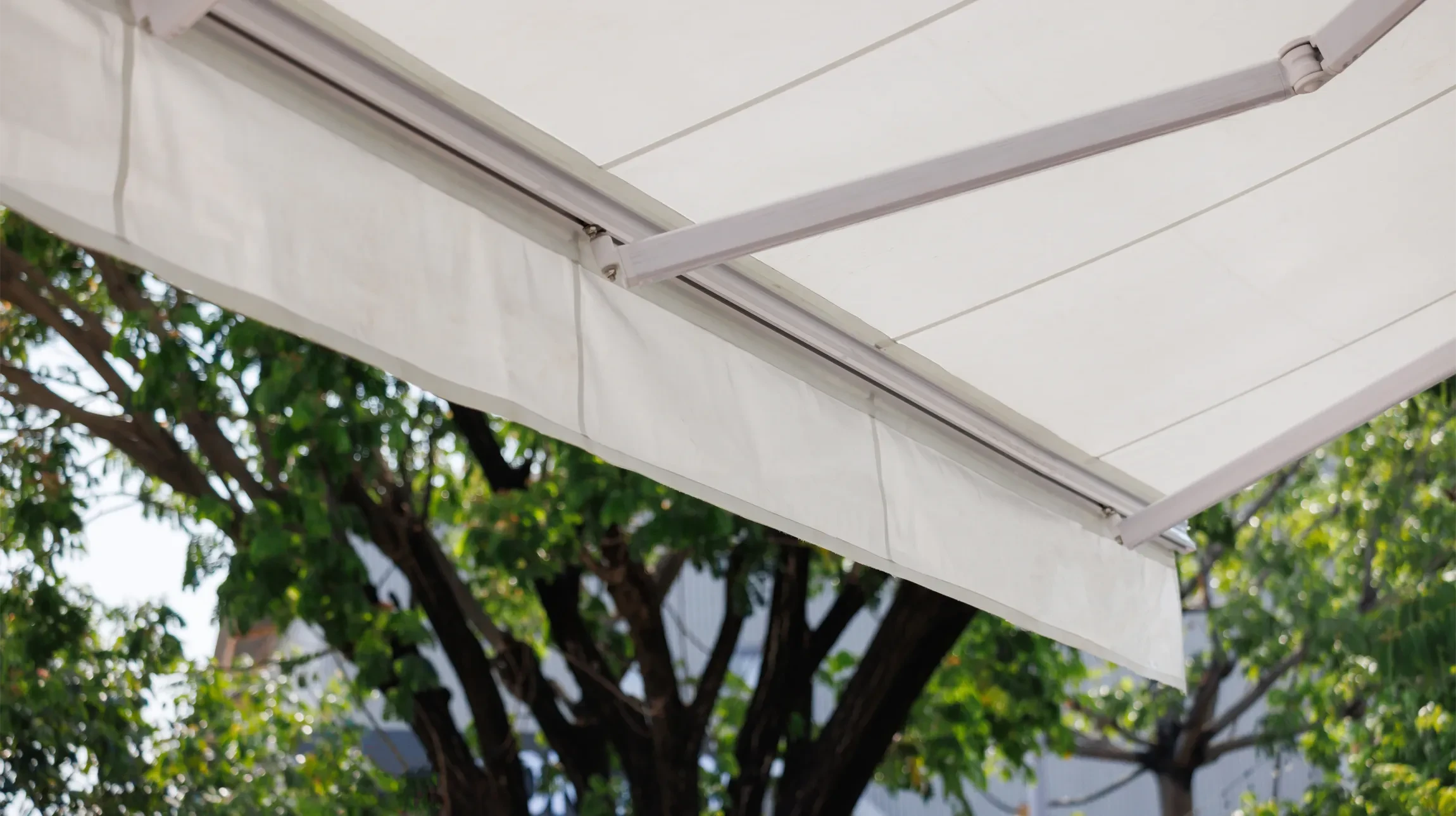 Panneaux solaires sur un toit en verre