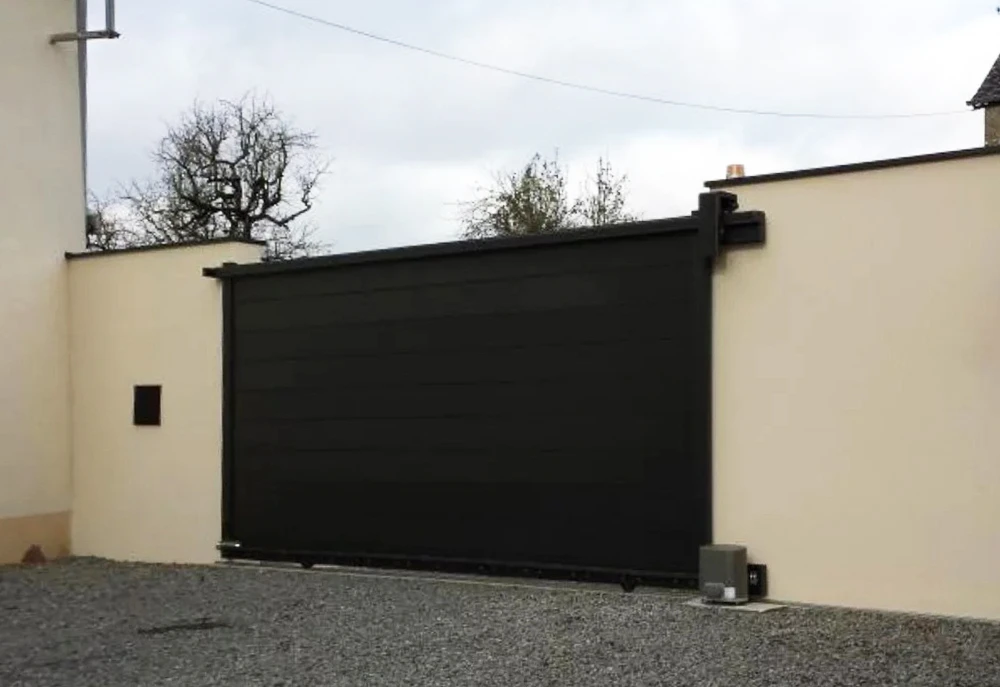 Entrée extérieure d'habitation moderne avec porte d'entrée contemporaine gris anthracite à panneaux horizontaux rainurés