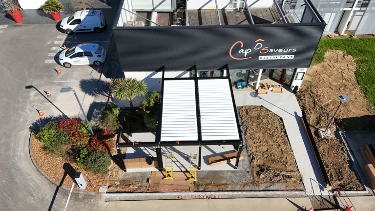 Pergola bioclimatique Marquise à Cesson-Sévigné : BATISOL RENNES signe une réalisation de 30 m² à l'hôtel Ibis, une référence pour Rennes et Saint-Grégoire